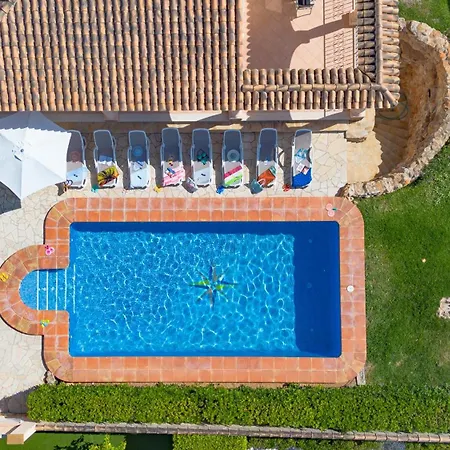 Almendros - Plusholidays